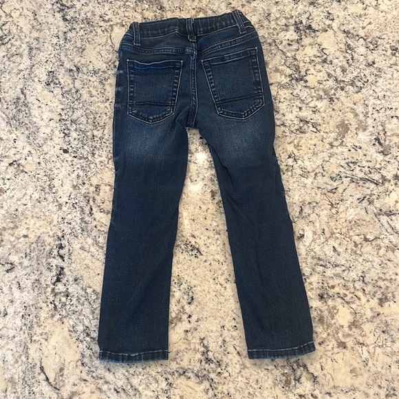 A lot of six pair of cat and Jack jeans size 5 - Picture 13 of 13